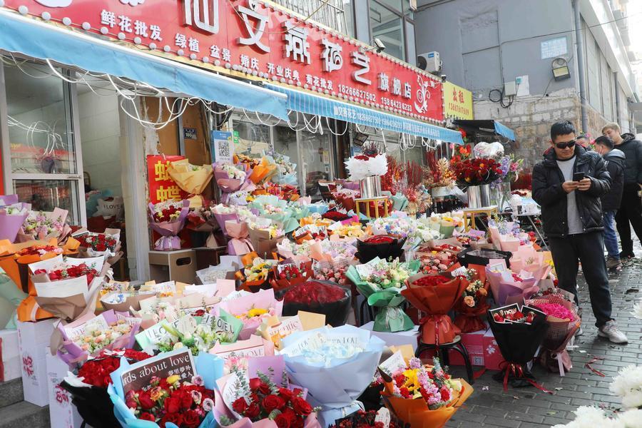 青岛南山花卉市场情人节鲜花热销