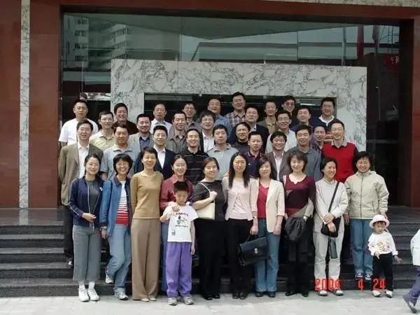 2004年4月校庆ee85聚会,图源:网络清华大学无线电系85级校友自称为"