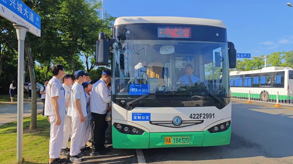 武汉公交为这家企业定制通勤,用餐两条专线