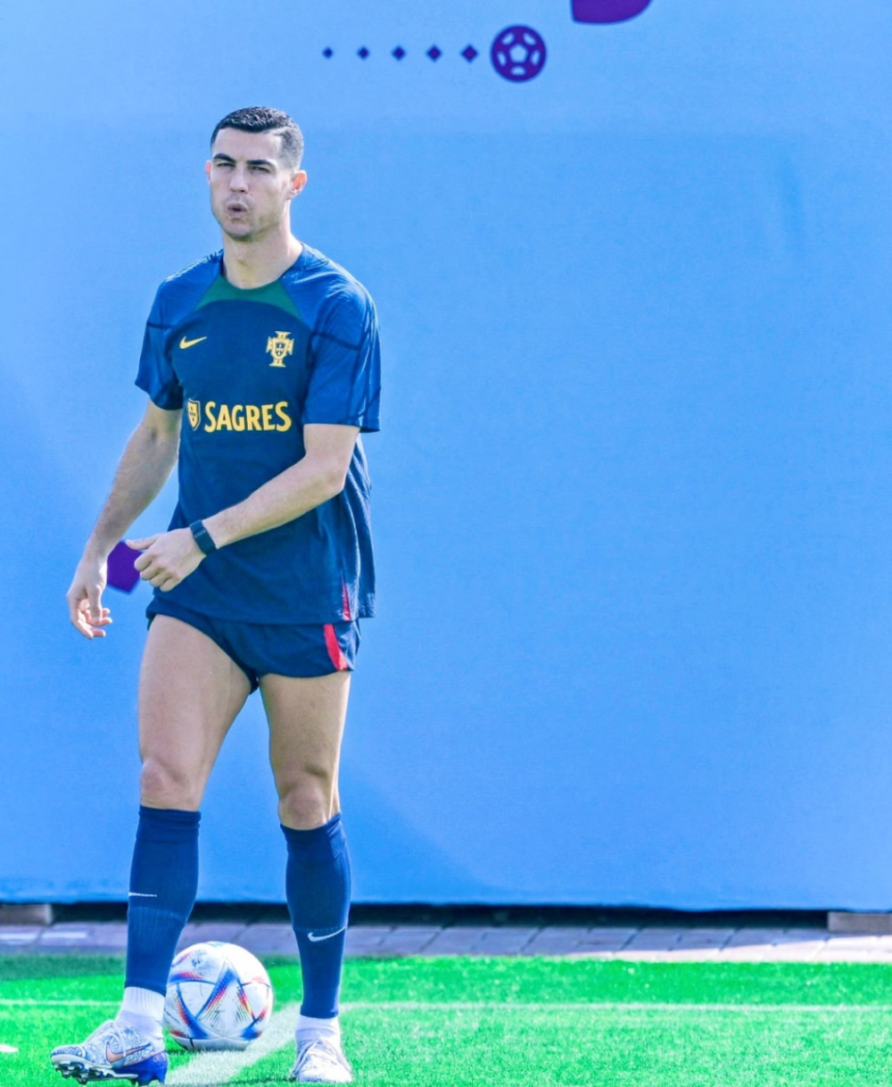 c罗参加葡萄牙队公开训练,与b费佩佩同组撩起短裤大秀肌肉