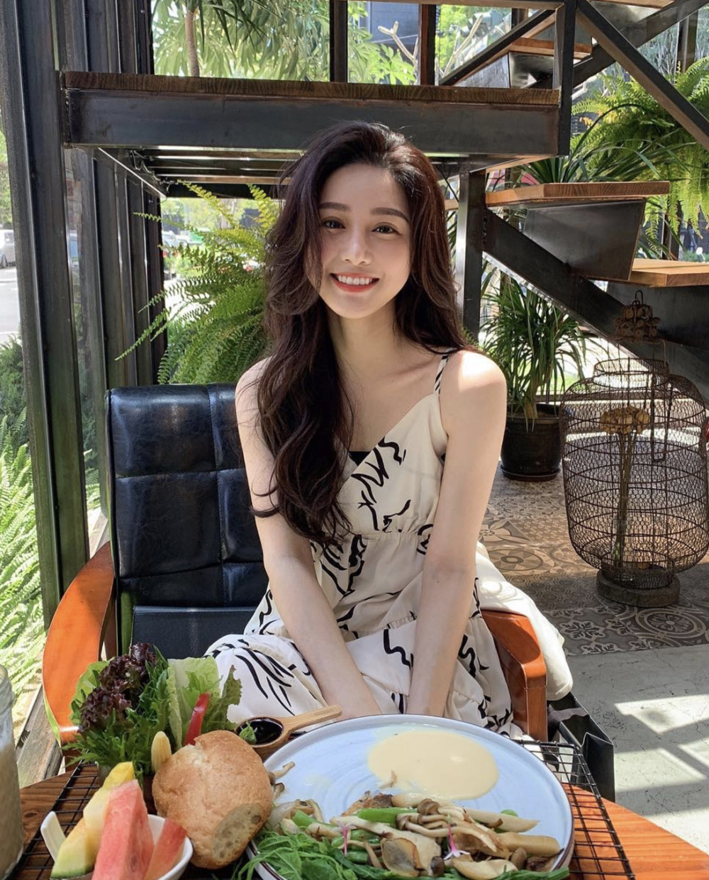 到如今,小予也已经年过三十,2020年有另一位无名小站"女神"简廷芮去喝