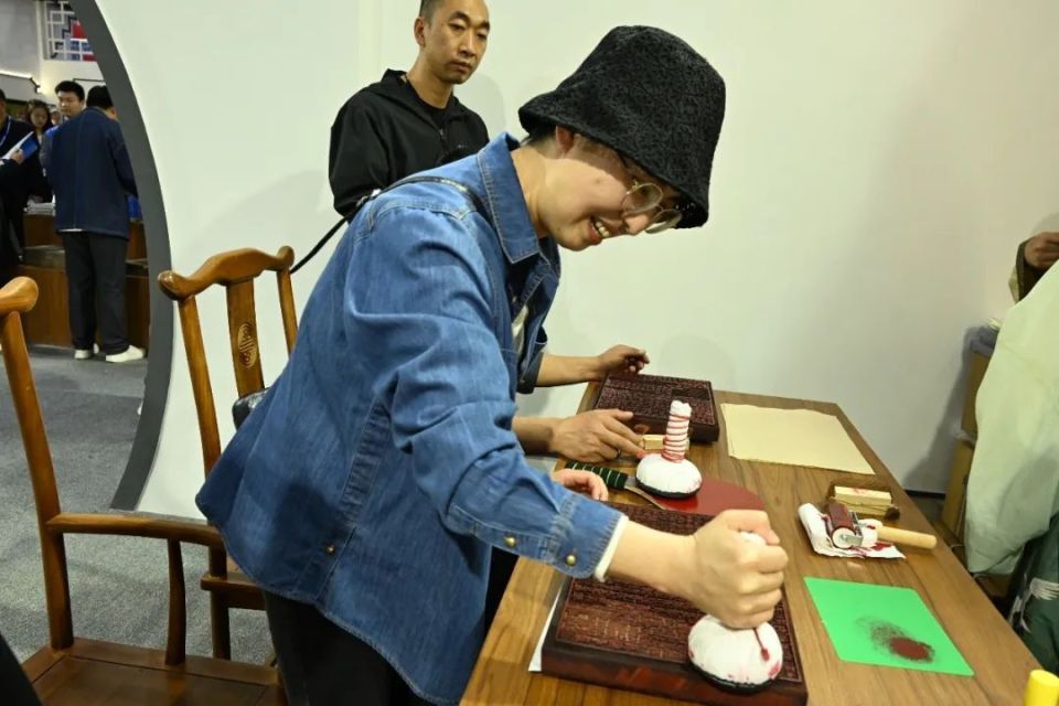 得水泄不通,让参与布展的延吉市宥茗职业培训学校校长宋春涛倍受鼓舞