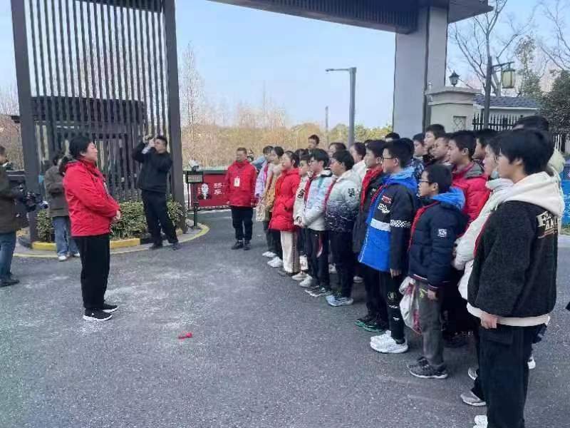 9日上午9点,4名市民观察员和15名扬州中学的学生出现在碧水蓝湾小区30
