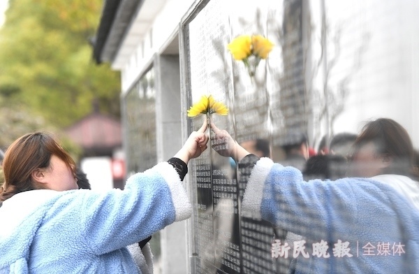 在公祭仪式后,家属们纷纷前往位于古园内的海葬纪念碑祭奠亲人表达