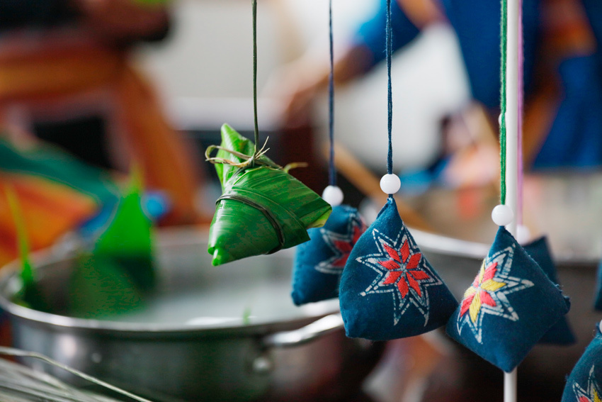 四川苗家阿姐制作粽子香囊祈福端午