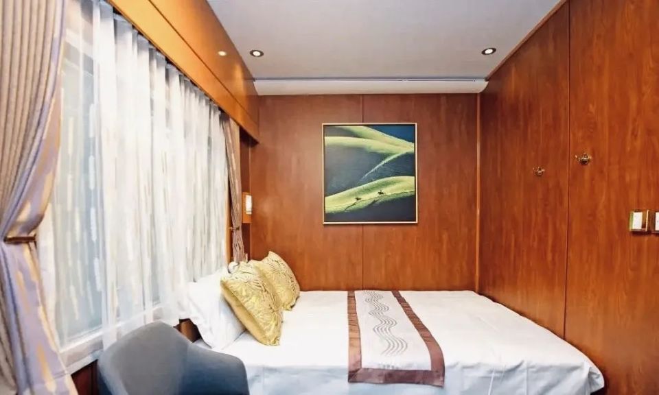 03金钻车厢蓝钻车厢每节车厢可乘坐28名游客,由7间软包组成,车厢