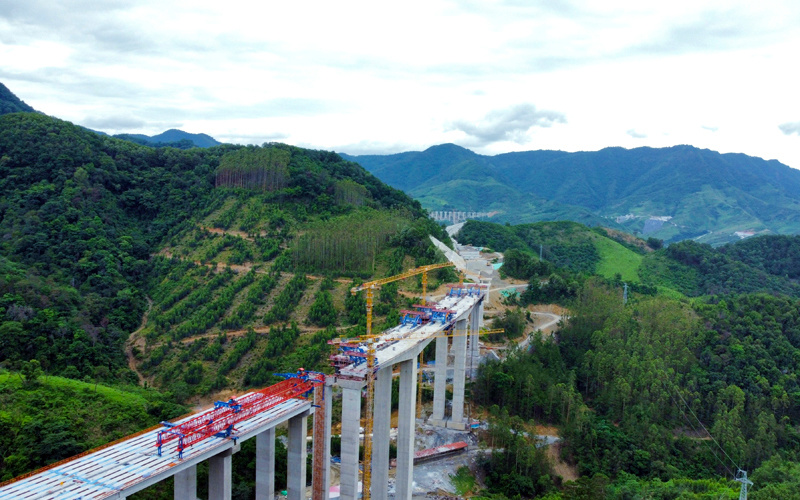 广西乐望3标项目雅长二号大桥主桥右幅顺利合龙