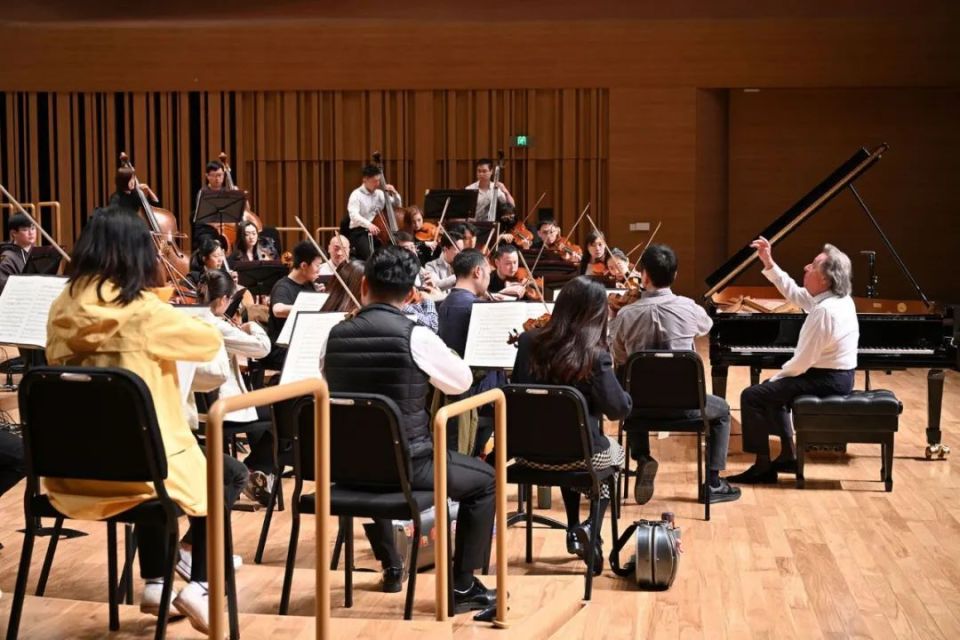 钢琴巨匠布赫宾德首登北京艺术中心,国家大剧院管弦乐团新家园开启新