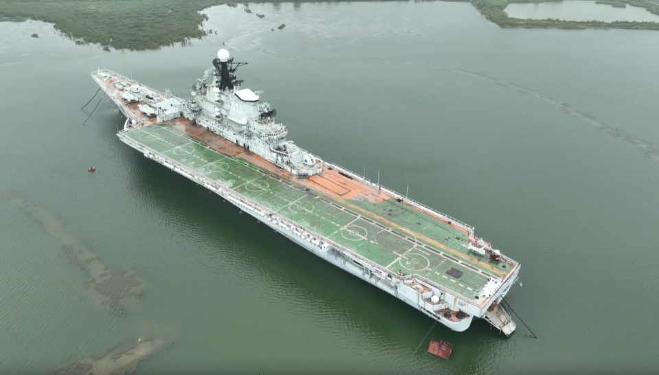 初听此话,我也是很是怀疑,航母怎么会停在这里呢,必须得来看看哦,于是