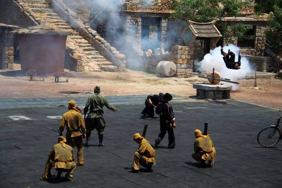 跑"海马"游海阳|在景区观《地雷战》大型实景演出 切身感受抗战岁月