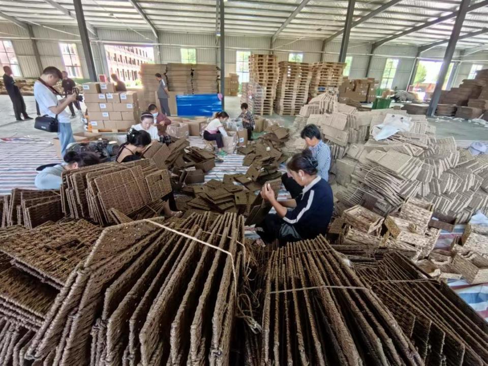 我们目前加工草编和纸绳编等手工艺品,产品出口俄罗斯,欧洲等地.