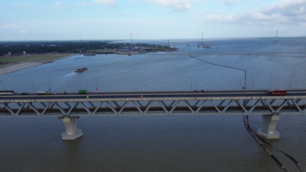 这是2023年6月25日拍摄的孟加拉国帕德玛大桥(无人机照片)新华社发