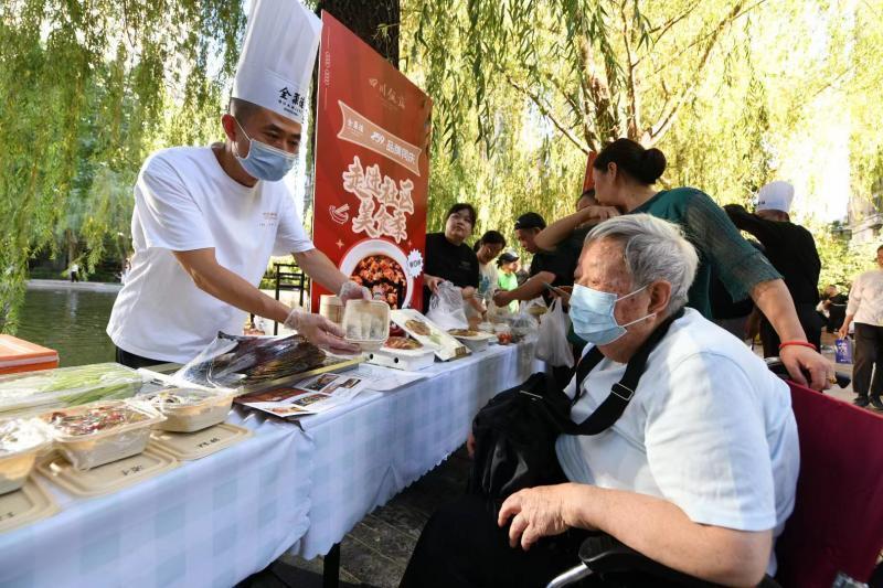 老字号全聚德集团服务进社区居民消夏夜赶集