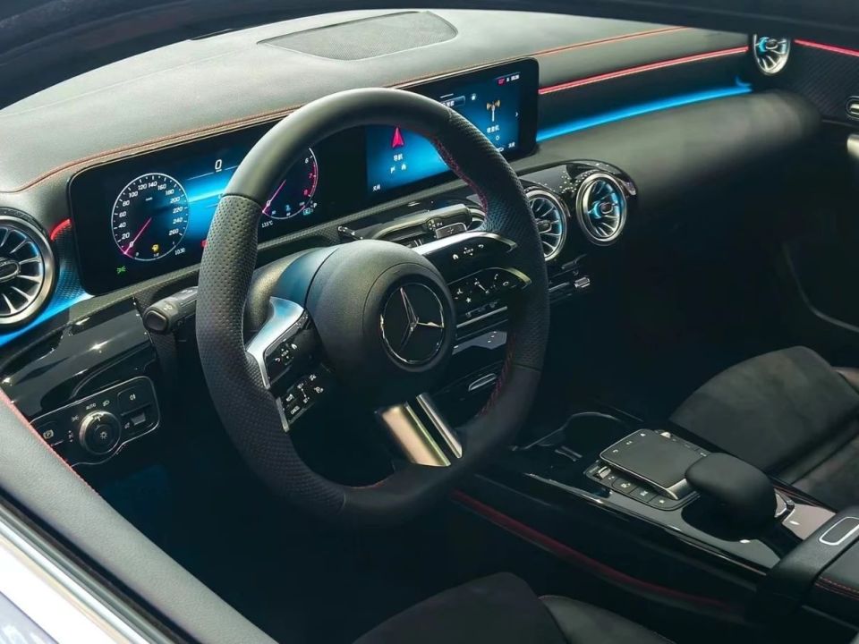 奔驰a级:客户全部都是女士,唯有颜值才是正义_腾讯新闻