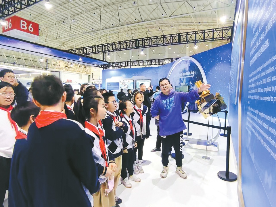 汉阳区晴川实验小学师生在武汉国际博览中心"航天科普系列展览"中开展