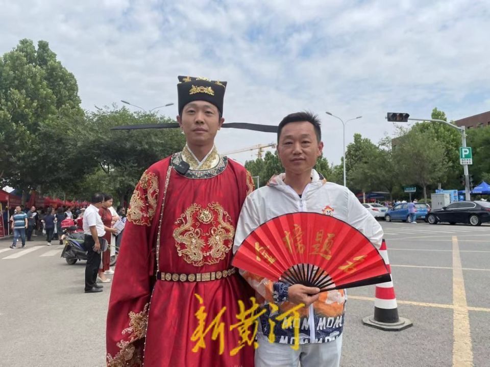 "状元郎"现身济南历城二中考点