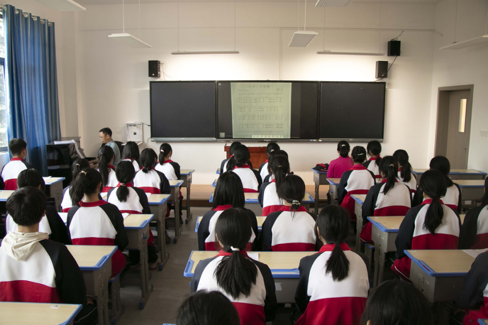 毕节二中扩建工程正在加速推进新建综合楼已经投用学生宿舍已完成封