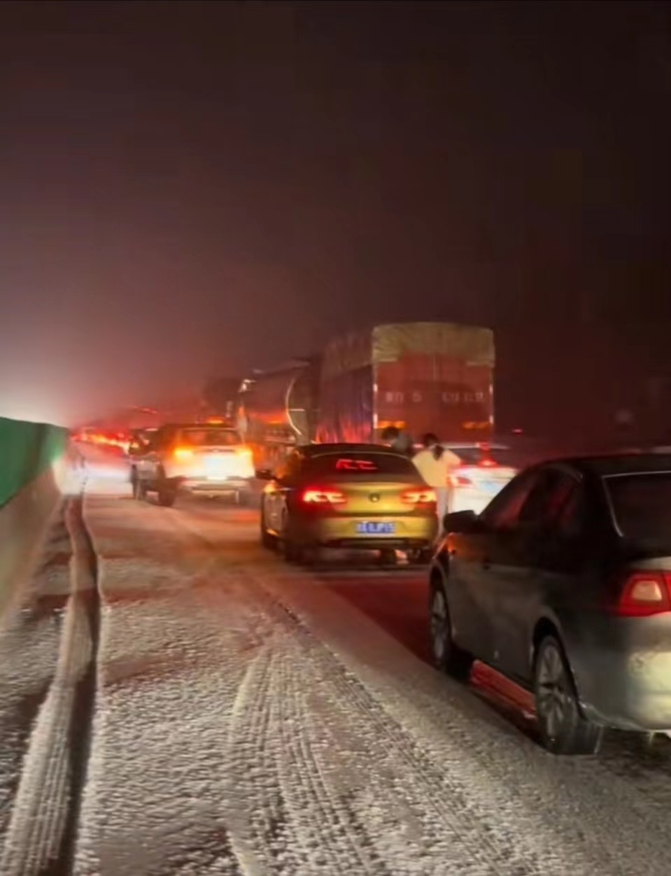 河南暴雪高速堵车超10公里医生谨防车内一氧化碳中毒车停熄火开窗通风