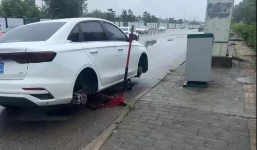 路过咸兴路,只听见"哐当"一声响,前后两个车胎就都没气了,她把车停到
