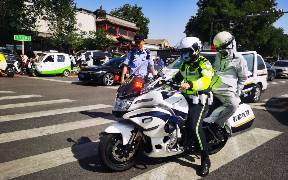 距离考场关门30秒将考生送到,北京铁骑交警又"立功"了_腾讯新闻