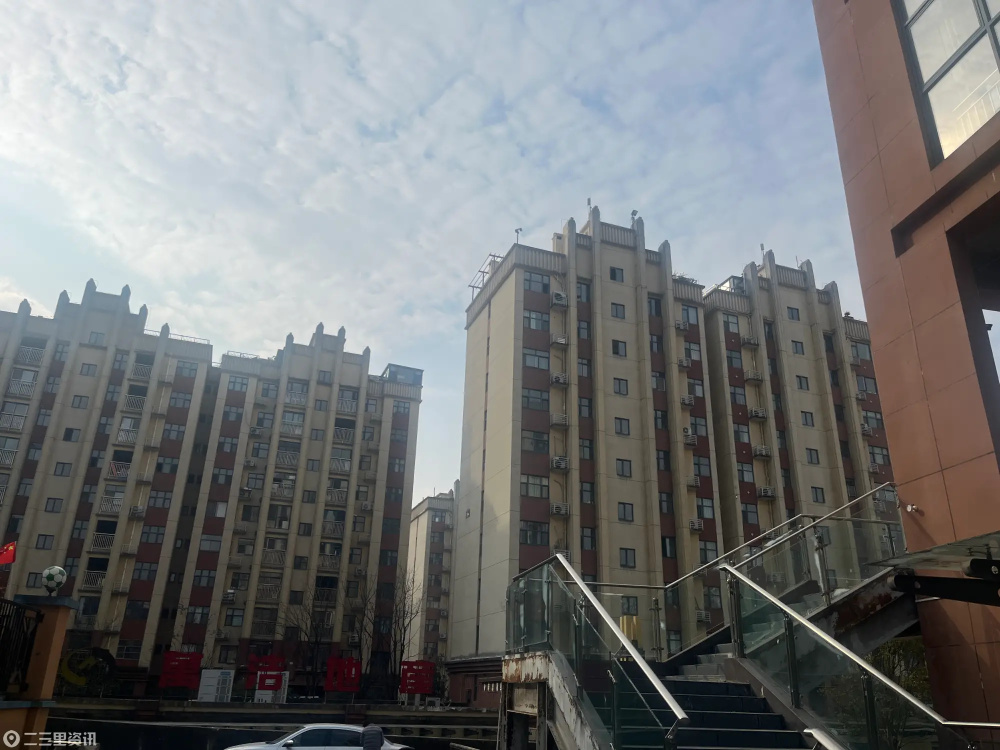 工资拖欠八个月，保洁集体“停摆” ！安康万浩未来城垃圾成堆无人清_腾讯新闻