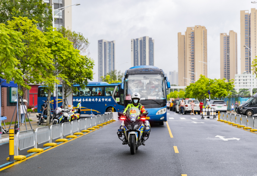 高考遇上端午假期,深圳交警"一考点一团队一方案"精细化护考