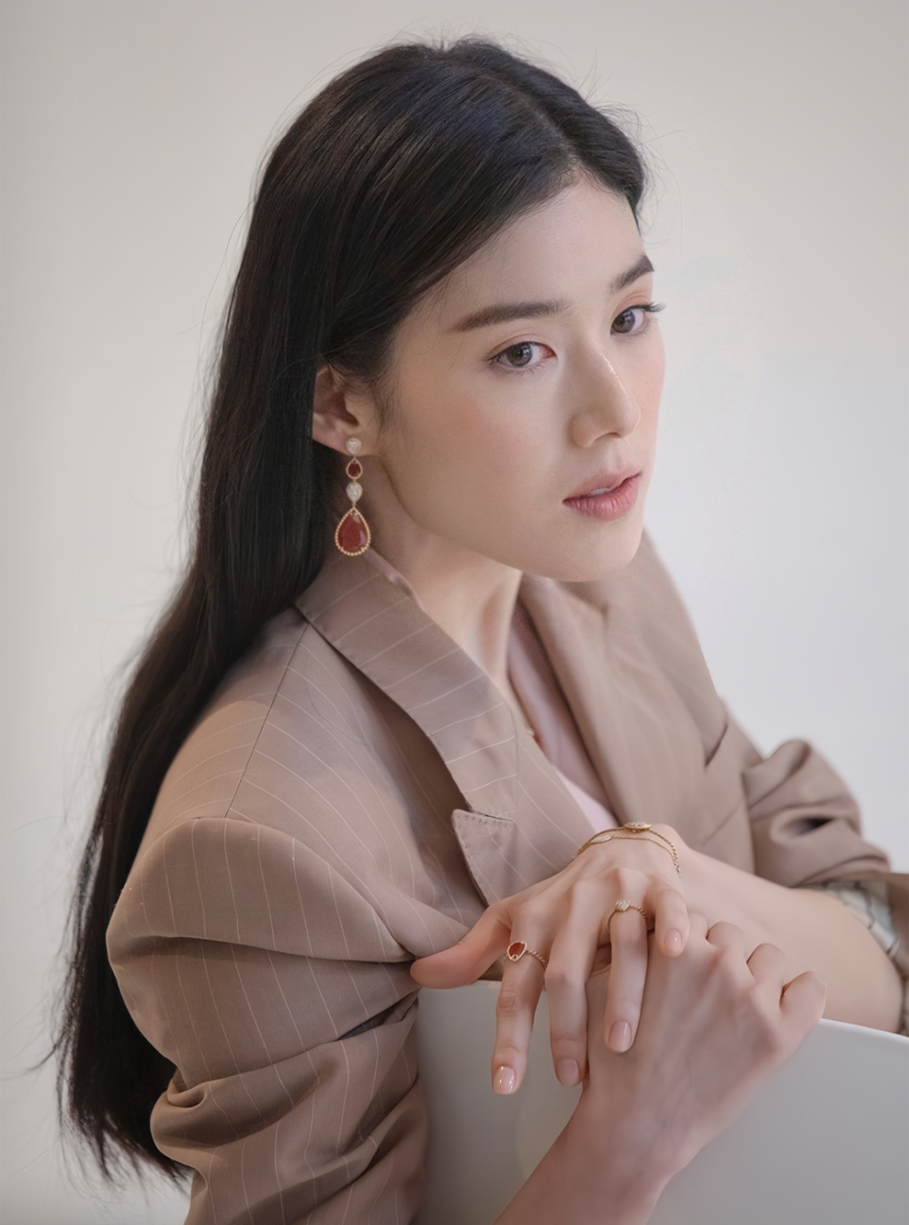 与"批发"韩式鹅蛋脸,幼态脸不同,她属于浓颜系:骨相立体,轮廓棱角分明