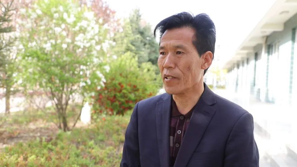 通渭二中生物教师姚映江:"因为以后进入社会不但需要知识渊博,身体