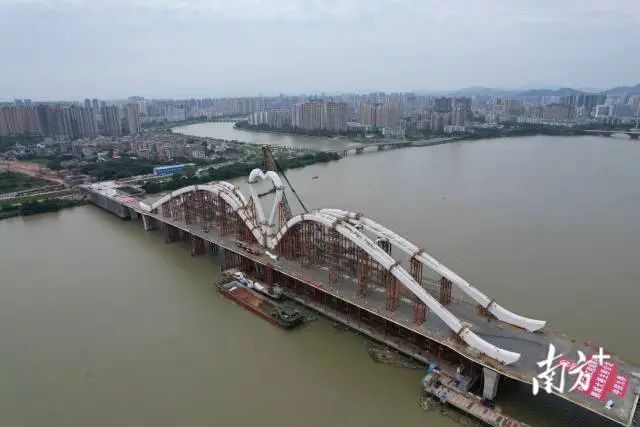 鹅城大桥主桥合龙