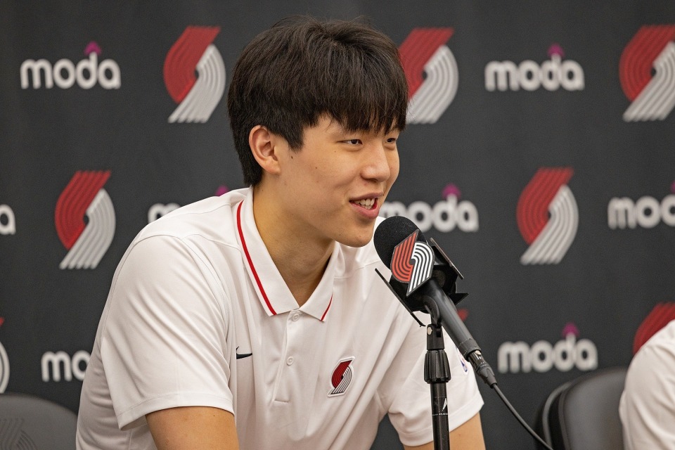 杨瀚森谈历史首发5人：我看球晚！约基奇、浓眉、詹皇、东契奇、欧文