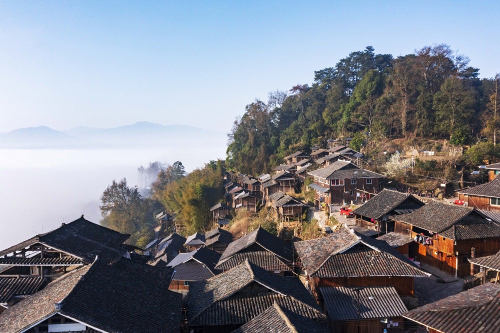 贵州从江雾绕苗寨生态美