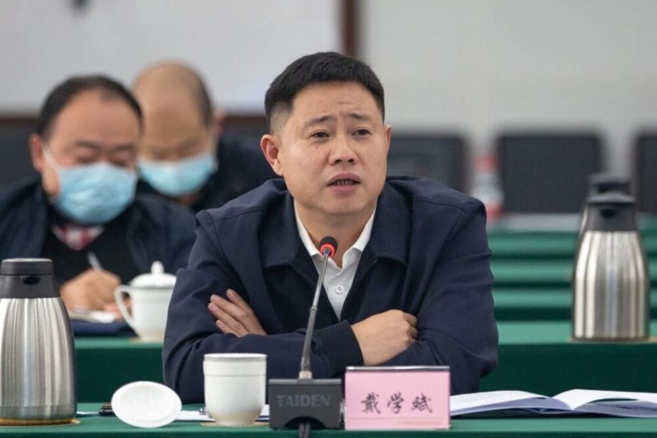 14岁打拼赚到千亿，如今身陷囹圄：他输给的，是自己的人性