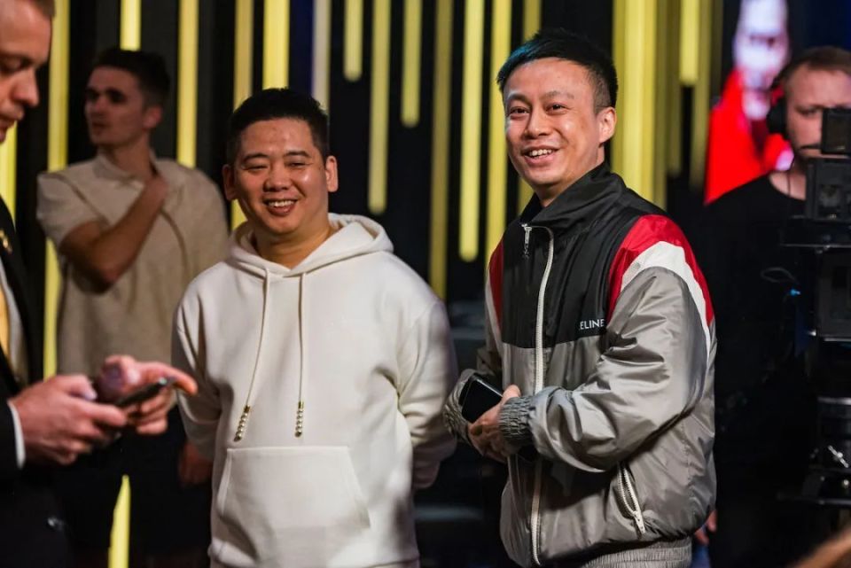 两位选手的记分牌不相上下,但kulev占据优势,因为他的父母专程飞到