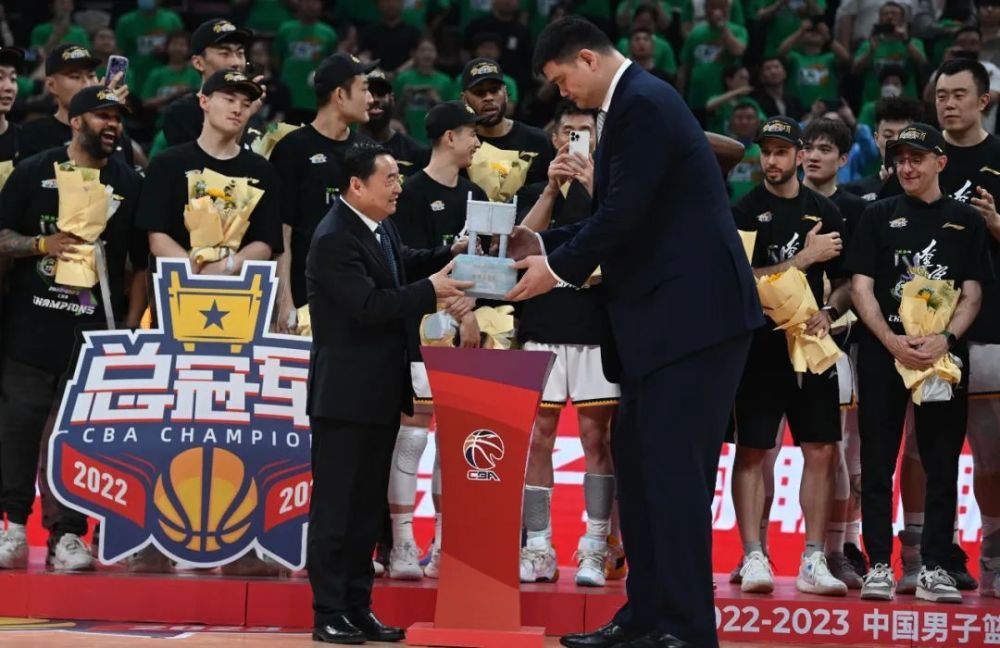 辽宁男篮夺得2022-2023赛季cba总冠军 郝鹏姚明李乐成颁奖 周波观看