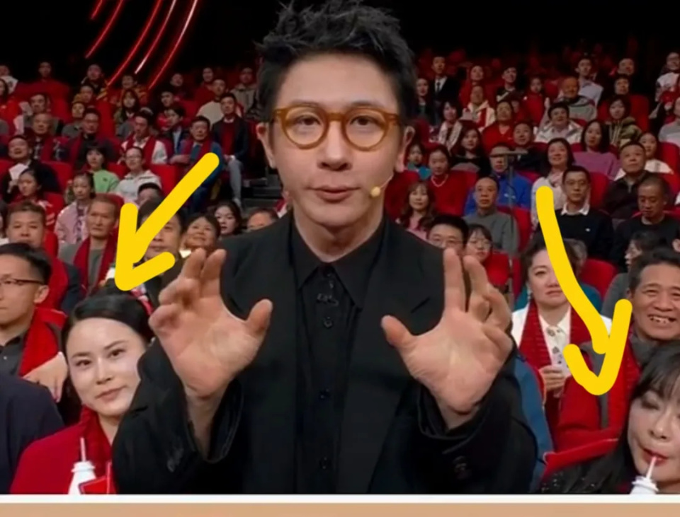 央视春晚最敬业广告植入观众,坐在刘谦背后成显眼包,喝了至少10次奶