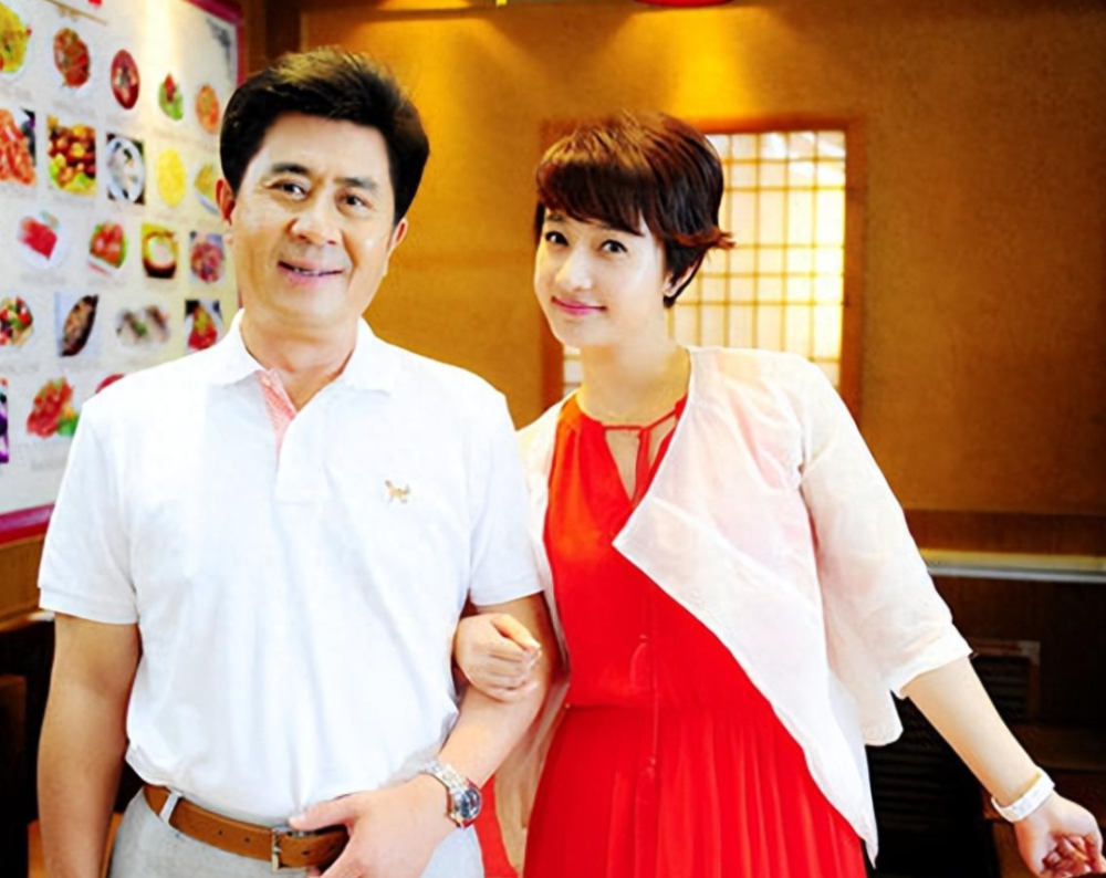 郭凯敏:与相伴6年的张芝华离婚后,转身娶尤勇前妻,他在追求什么?