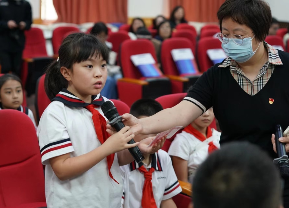 浦发银行北京分行开展金融安全进校园活动,为北京市宣武回民小学的