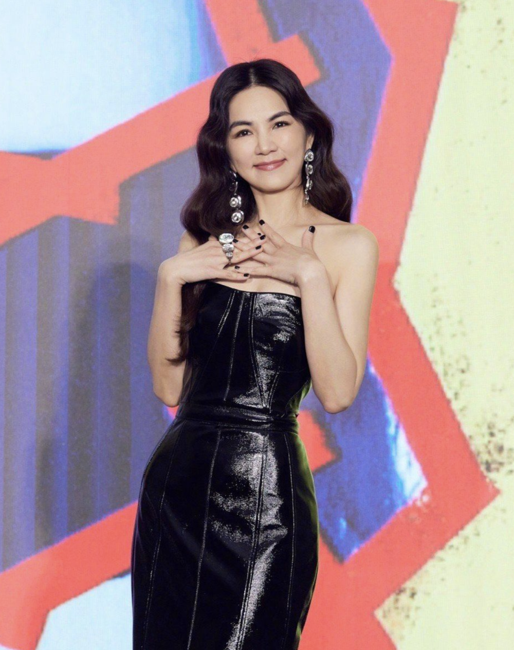 ella在家裸体运动引儿子不满,网友直呼太离谱,被批没有边界感_腾讯