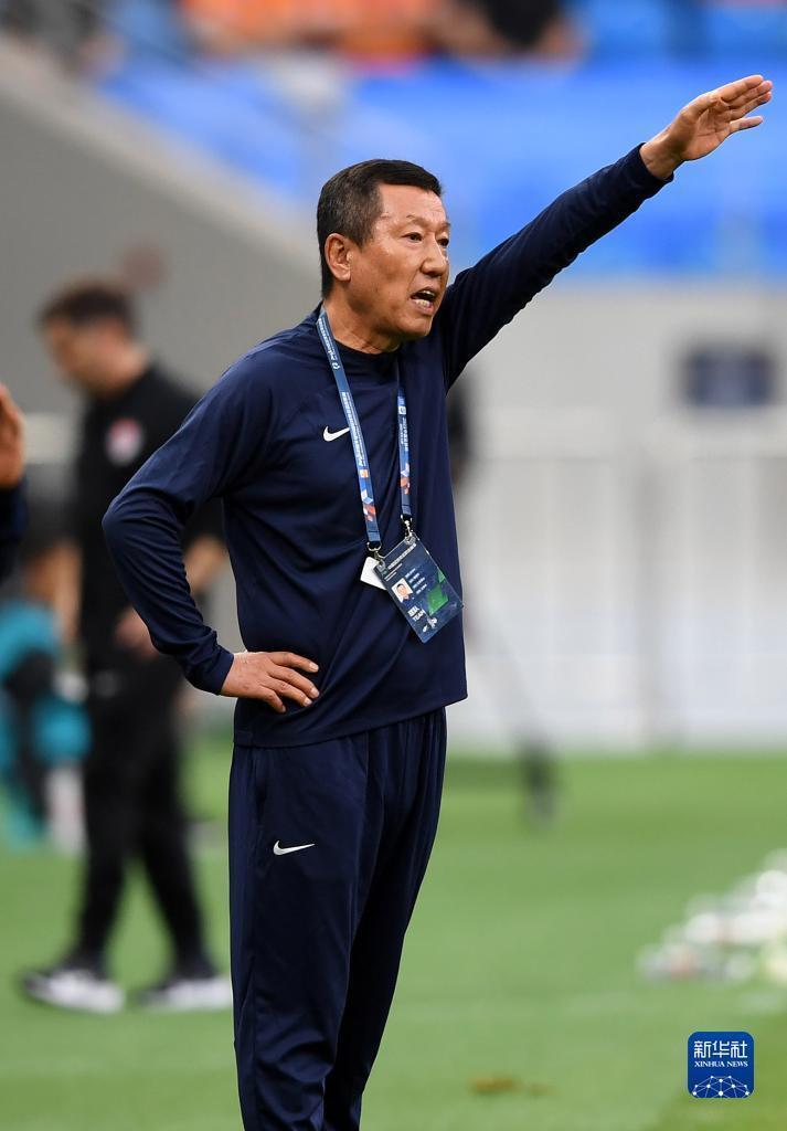5月28日,山东泰山队主教练崔康熙在场边指挥.