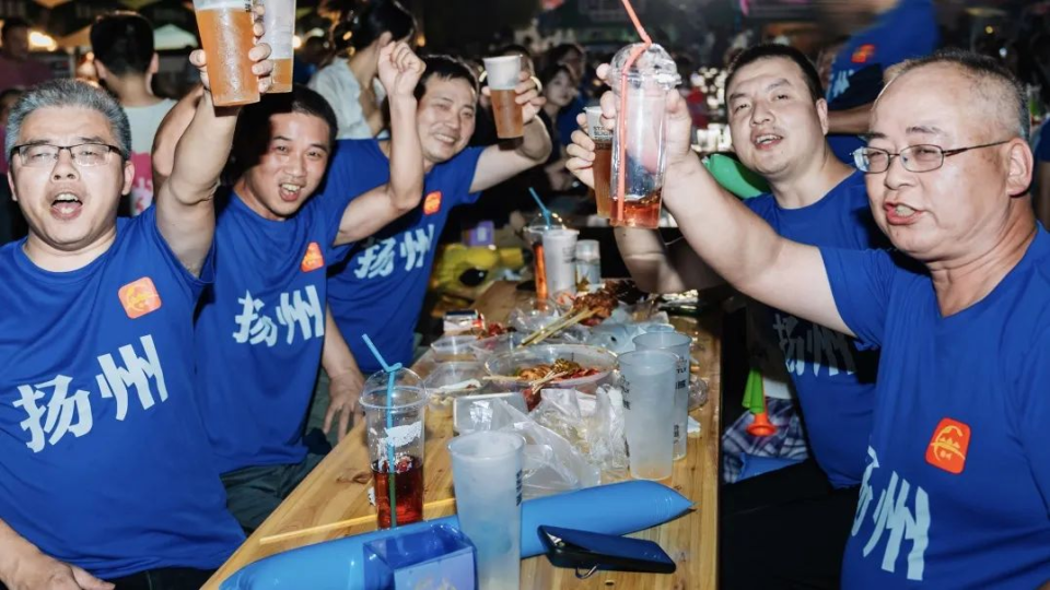 扬州：广沙夜市与“苏超”联赛激情碰撞