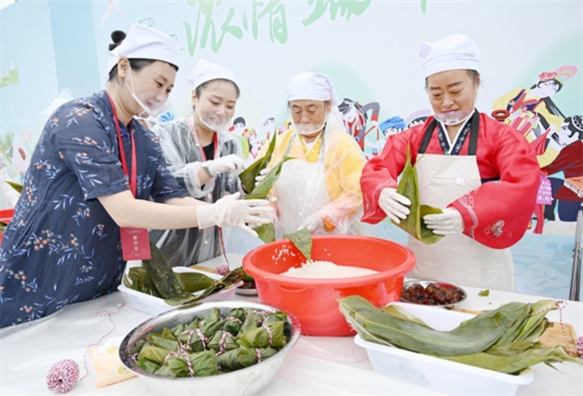 延吉:包粽子制艾糕 民俗活动增进民族融合