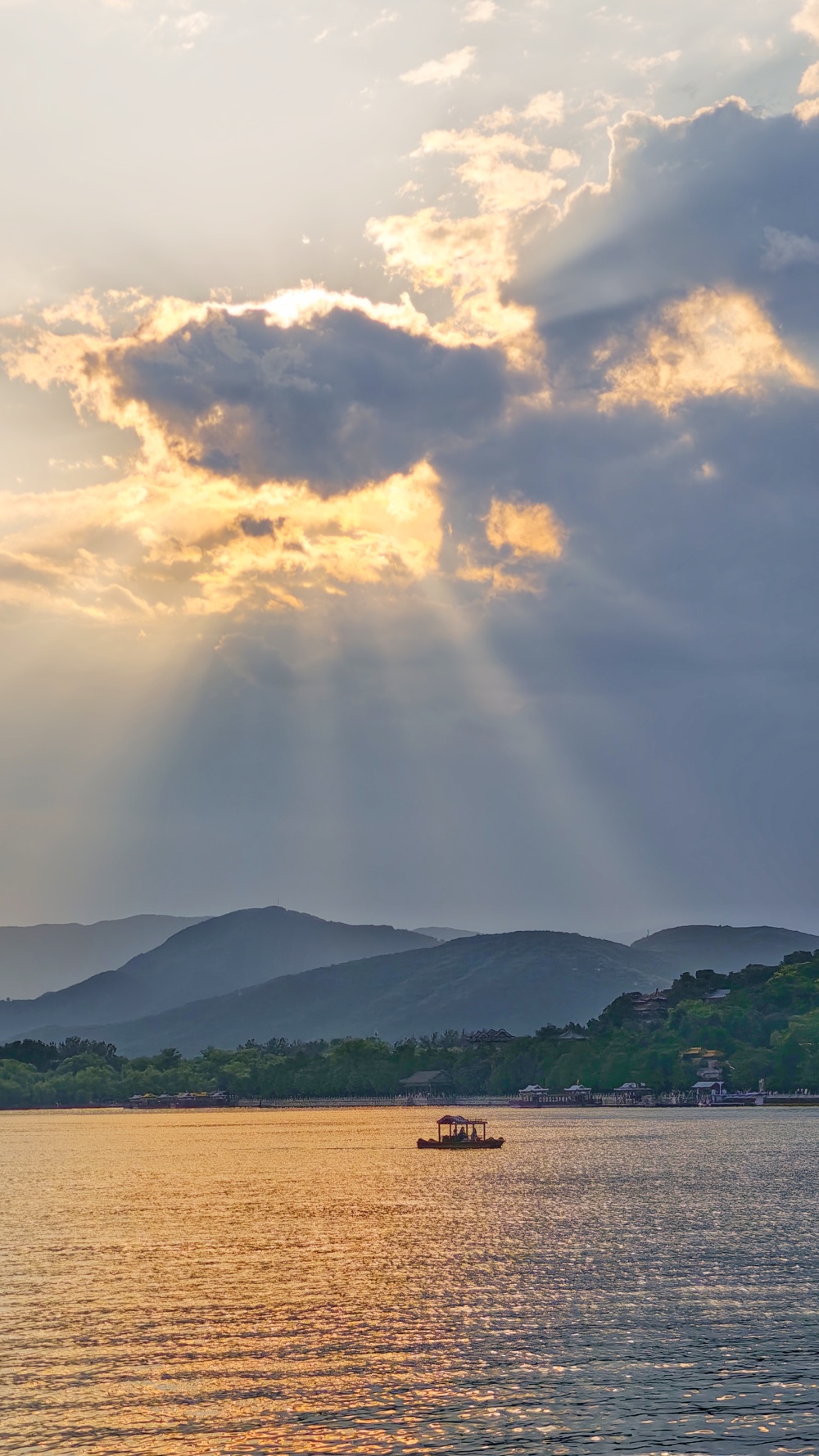 课本里的丁达尔光,在北京的天空出现了!