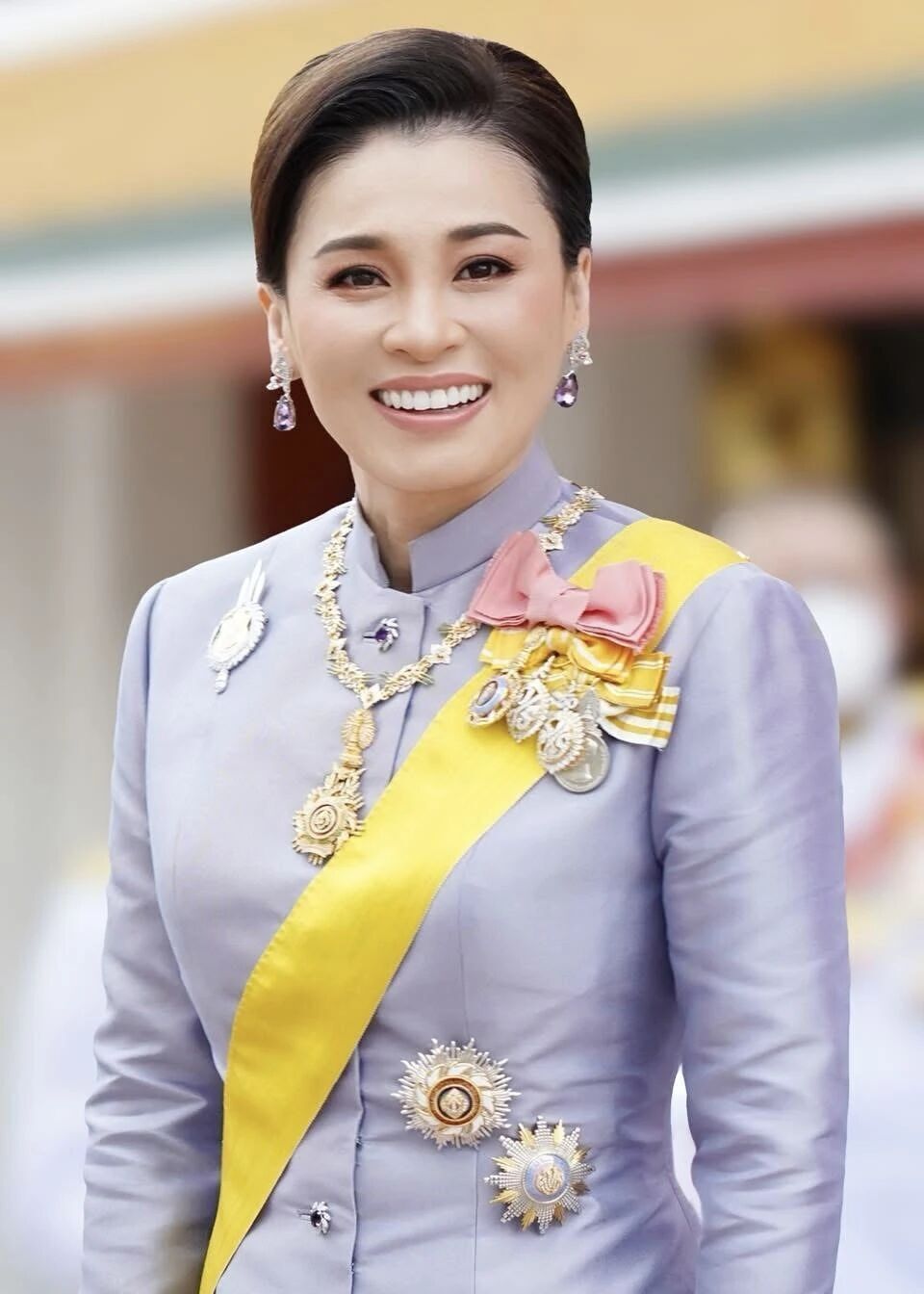 Gallery - Tại sao Sineenat  trẻ trung, xinh đẹp và giỏi lấy lòng nhà vua lại chỉ có thể là phi tần? Lý do nào mà hoàng gia Thái Lan đã chọn Suthida làm hoàng hậu? - image 10