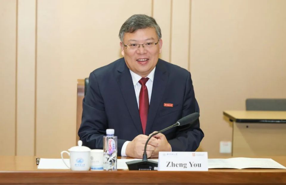 尤政向richard penty授予我校顾问教授聘书双方共商校际合作,共谋创新