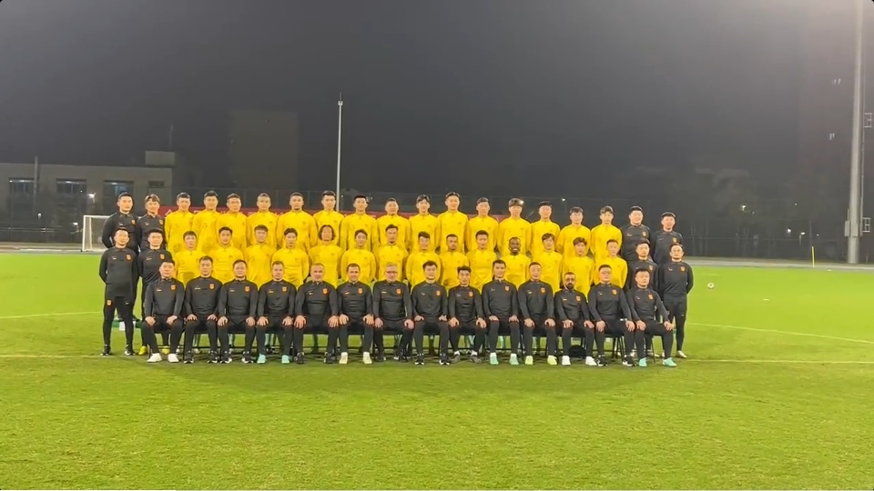 国足全家福国足全队训练后拍摄全家福艾克森李帅缺席训练