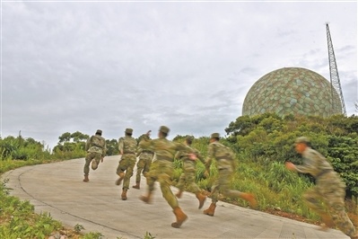 黃 軍攝遠與近看得越遠,離勝利就越近,離祖國離使命也就越近這裡,距離