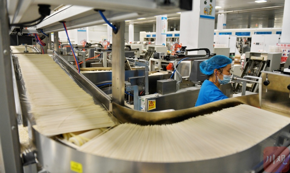 经过和面,熟化,压延,切丝等十二道工序后,一袋袋合格的挂面将被