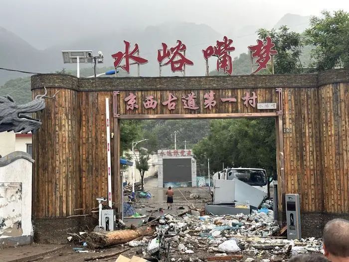 暴雨中的北京：被困的旅人，受灾的景区_腾讯新闻