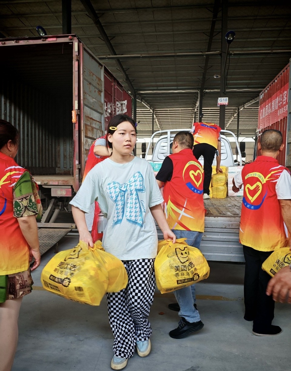 "因此,此次捐赠物品清单里的主角除了八宝粥,方便面,水,大米,油之外