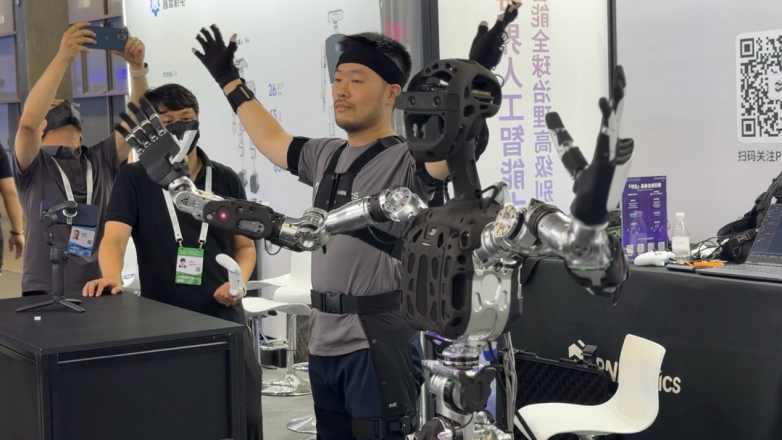 2025 WAIC又一匹黑马：PNDbotics，Adam与Adam-U展现人形机器人新高度_腾讯新闻